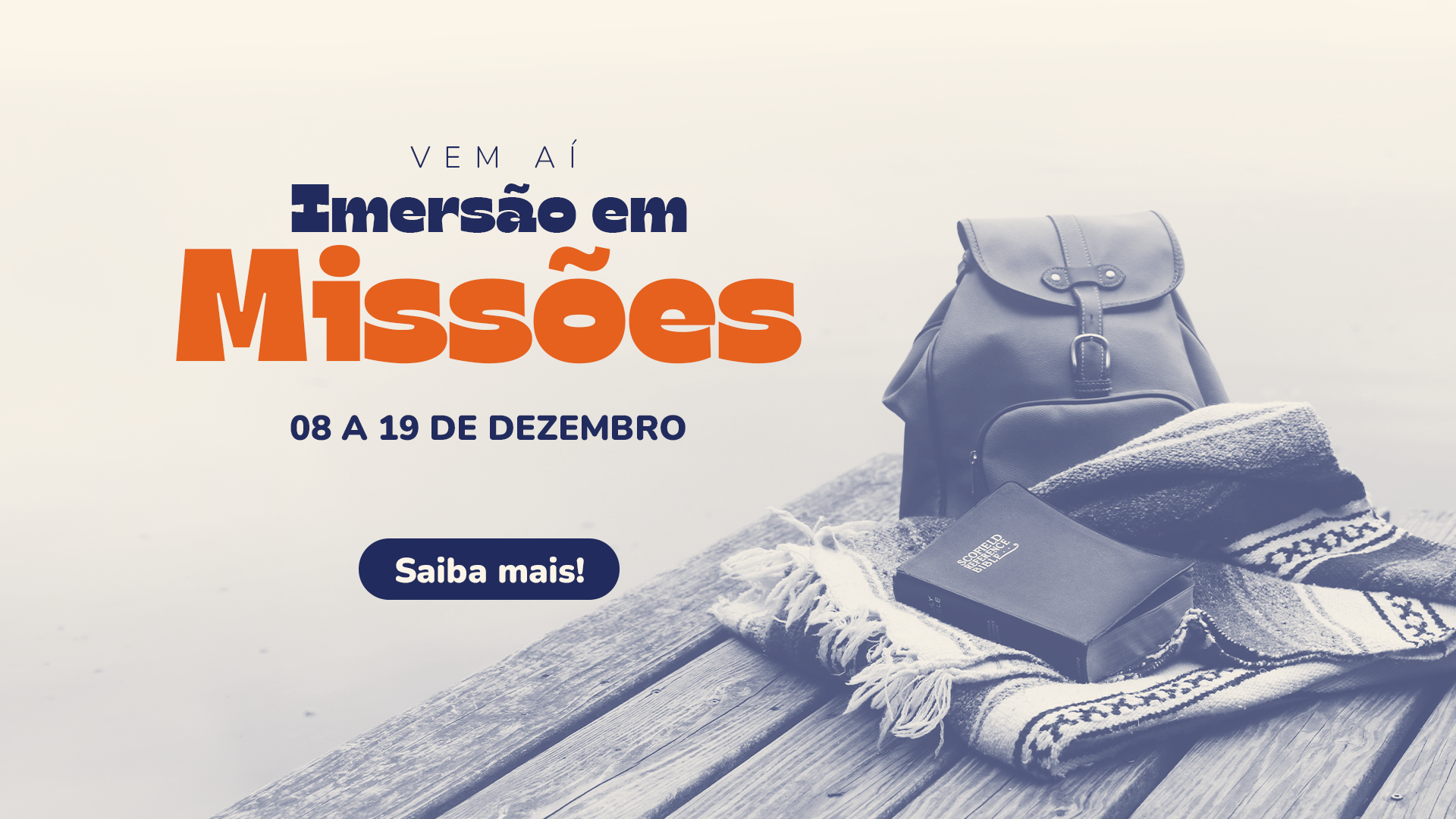 Banner do evento Imersão em Missões, com texto “Vem aí Imersão em Missões, 08 a 19 de dezembro” e uma imagem de mochila, cobertor e Bíblia sobre um deck de madeira.